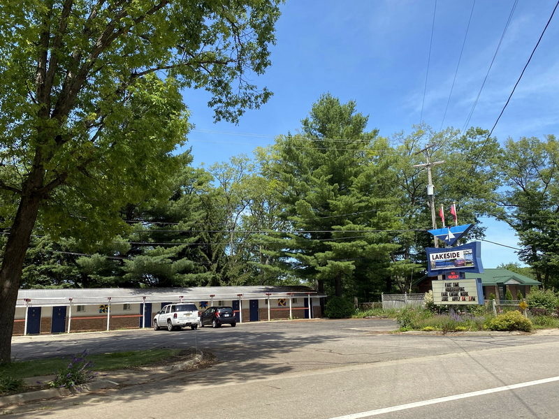 Lakeside Motel & Cottages - July 2021 (newer photo)